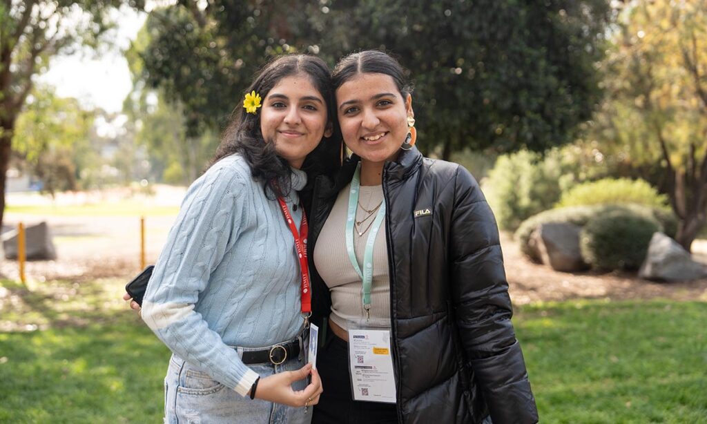 BITS-RMIT students visit Melbourne and posing together.