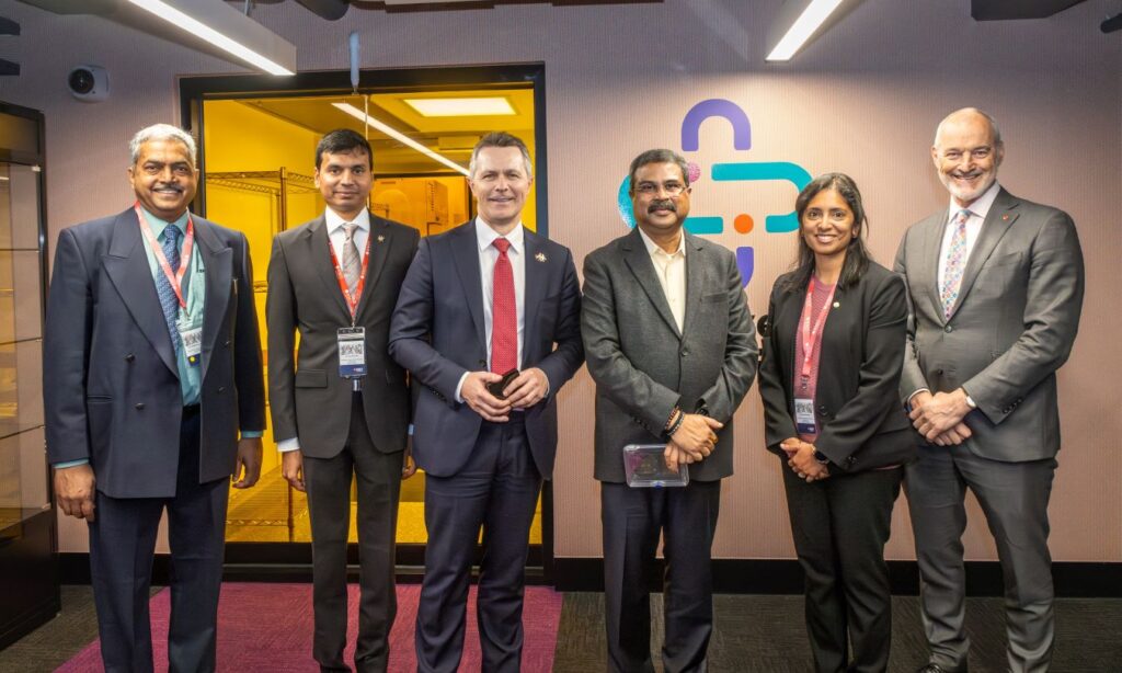 Indian Education Minister, Australian Federal Education Minister, RMIT Vice-Chancellor and President, and university students standing together at RMIT’s City Campus.